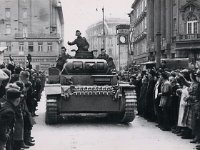 Trg bana Jelačića. Ulazak njemačke vojske u Zagreb, 10. travnja 1941. godine